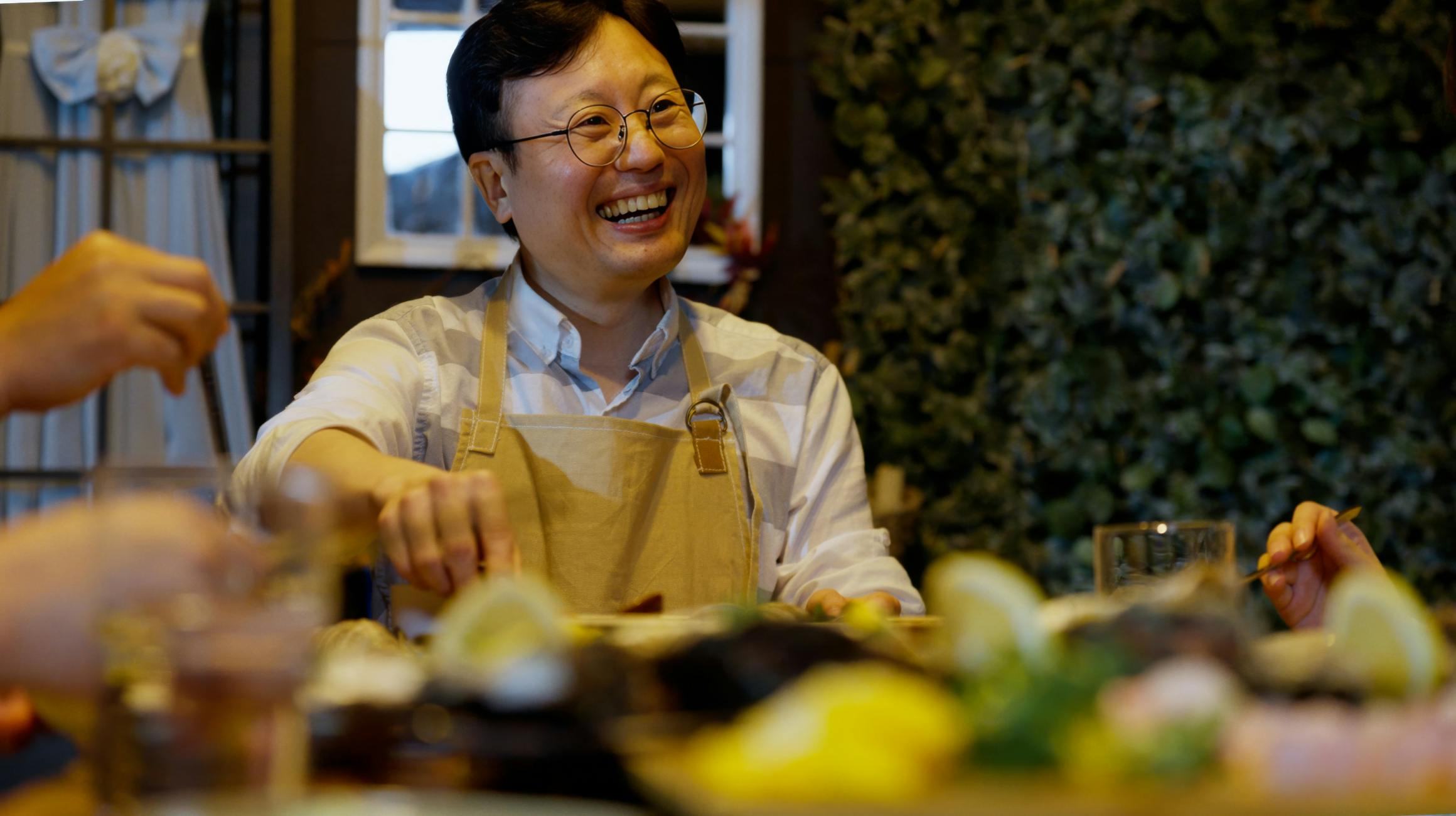 한 식탁에 둘러 앉은 사람들_이미지